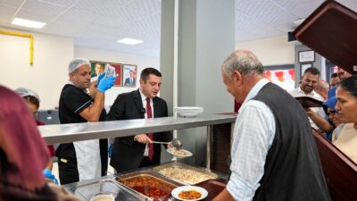 Torbalı Belediyesi, ihtiyaç sahibi vatandaşlara haftanın 7 günü sıcak yemek