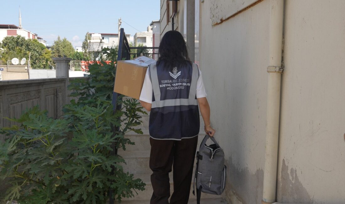 Torbalı’da yeni doğan bebekli ailelere destek: 16 ürünlü paket dağıtılıyor Sosyal belediyecilik çalışmalarıyla dikkat çeken Torbalı Belediyesi, sosyal yardım kriterlerine