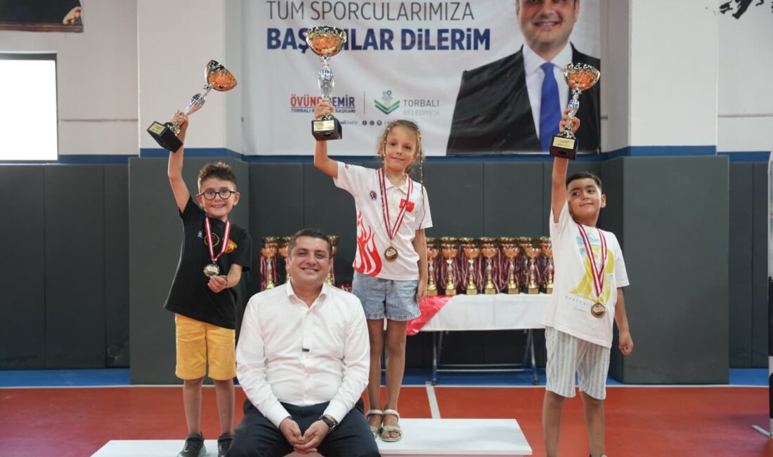 Torbalı’nın kurtuluşunun 104’üncü yılında 260 minik sporcu satranç turnuvasında buluştu Torbalı’nın düşman işgalinden kurtuluşunun 104. yılı dolayısıyla düzenlenen satranç turnuvasında