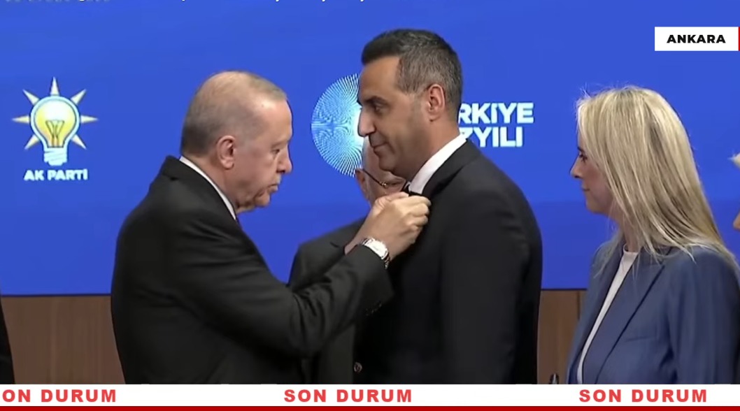 TİP İzmir’den Onur Emrah Yıldız’a sert eleştiriler: O koltuğu derhal boşaltın Çiğli Belediye Başkanı Onur Emrah Yıldız’ın CHP’den istifa ederek AKP’ye