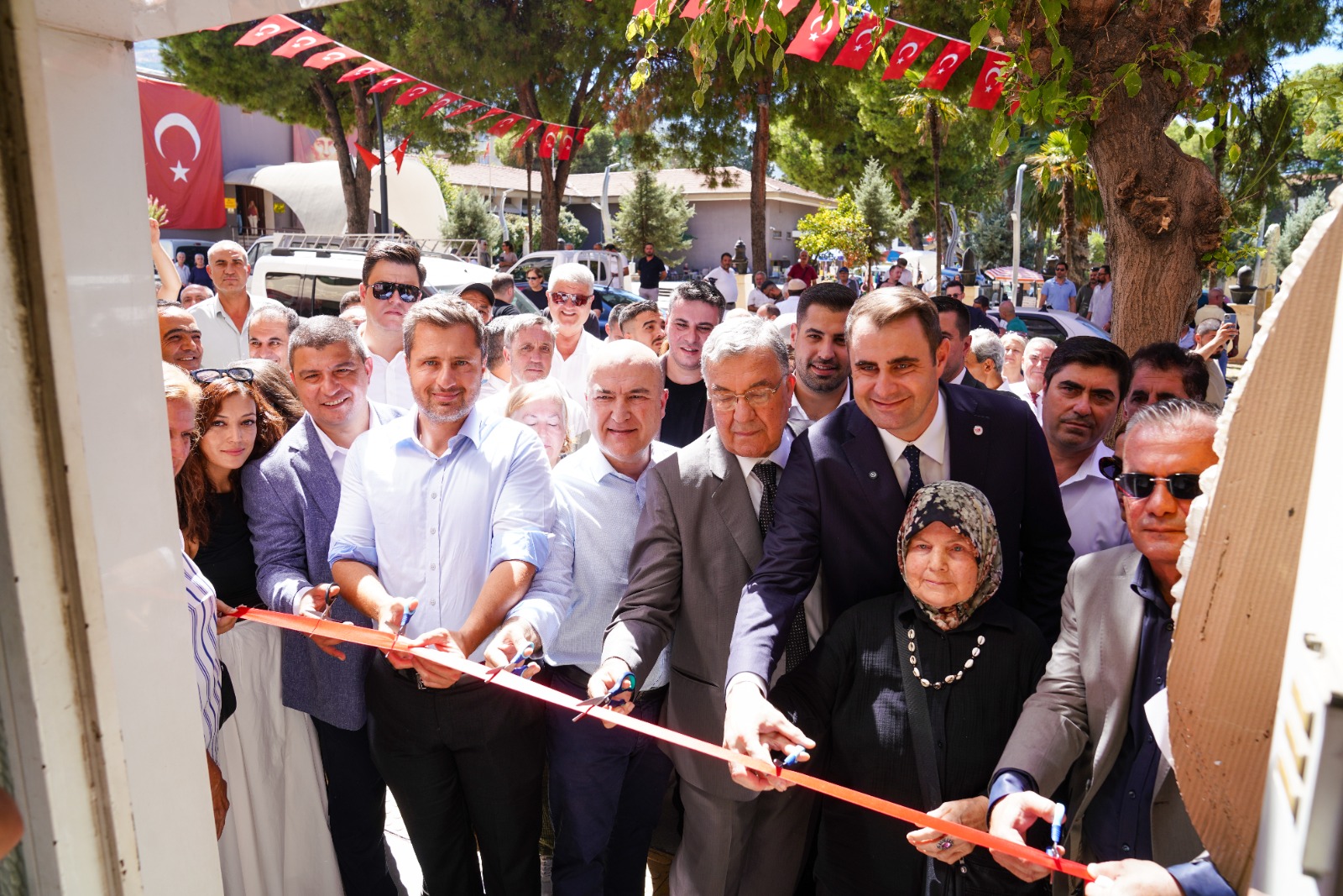 YENİ Parti Tire İlçe Başkanlığı’nın açılışında konuşan İzmir Kurucu İl