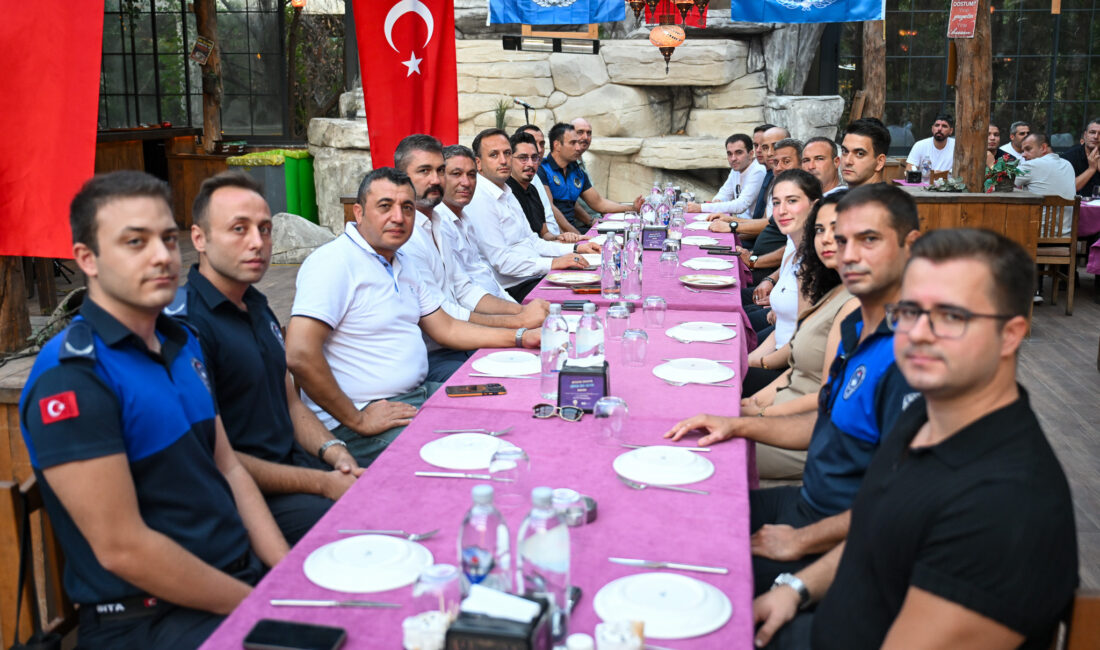 Başkan Eşki’den zabıtaya tam destek: “Hepinizden razıyım, Bornova için birlikte çalışacağız” Bornova Belediye Başkanı Ömer Eşki, Zabıta Haftası kapsamında zabıta personeliyle