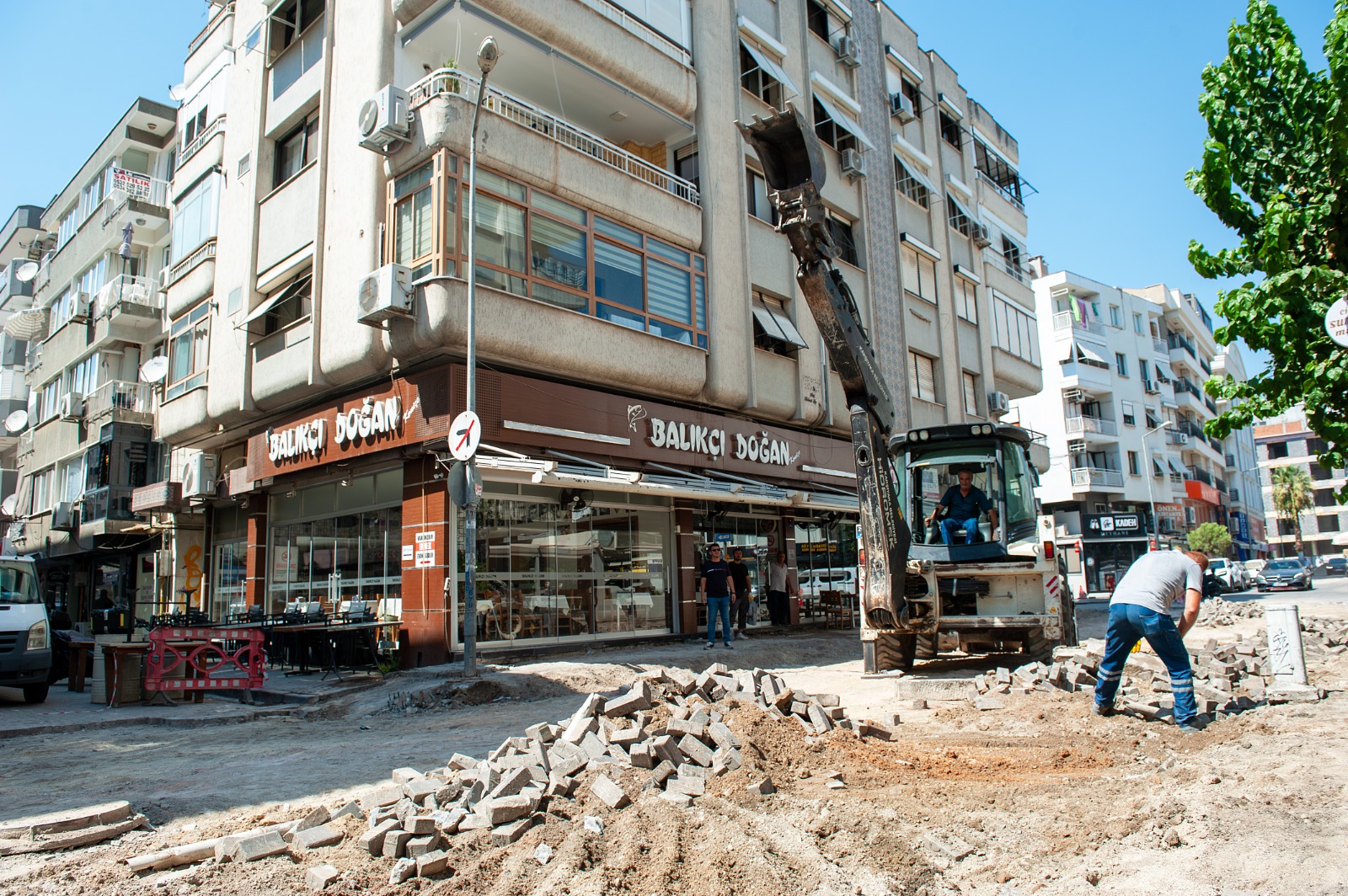 Karşıyaka Belediyesi, Bostanlı Mahallesi’nin işlek bölgelerinden Cemal Bülbül Sokak’ta kapsamlı
