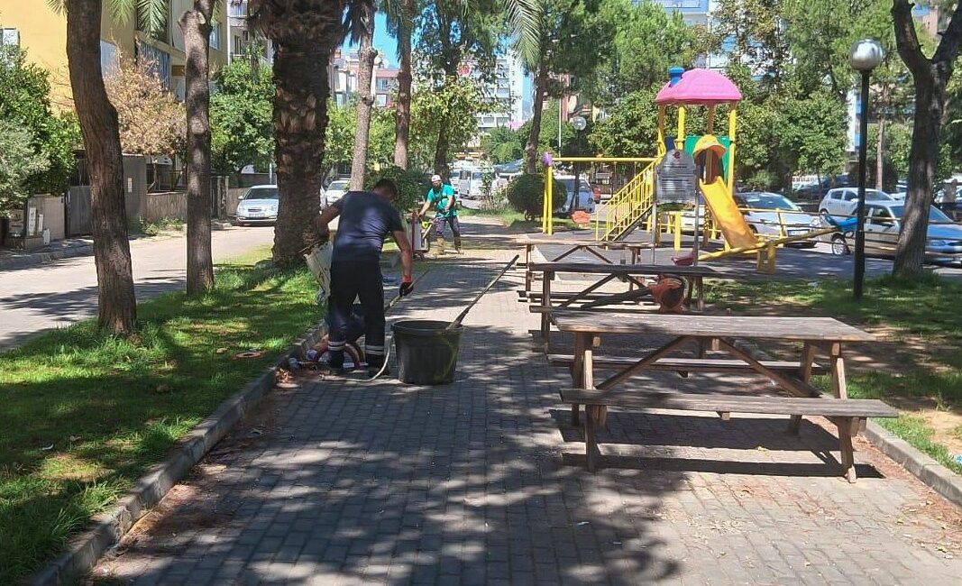 Efeler’in parklarında düzenli bakım sürüyor Efeler Belediye Başkanı Anıl Yetişkin’in daha yeşil, düzenli ve yaşanabilir