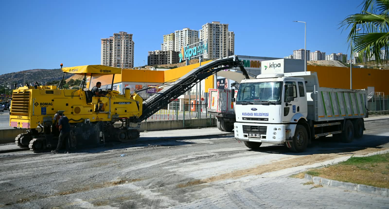 Kuşadası Belediyesi tarafından kent genelinde yürütülen üstyapı yatırımları aralıksız devam