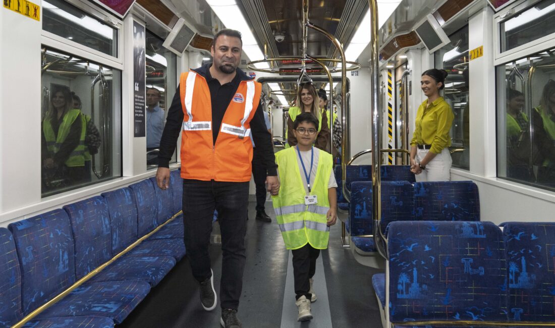 İzmir Metrosu’na her bindiğinde sürücülere el sallayan 8 yaşındaki Emirhan’ın