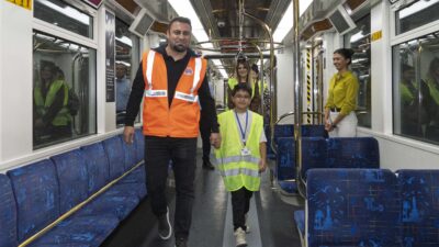 İzmir Metrosu’na her bindiğinde sürücülere el sallayan 8 yaşındaki Emirhan’ın