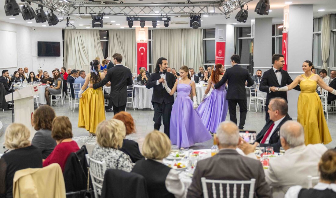 ADD Bornova’dan Cumhuriyet resepsiyonu: “103 yıl sonra da aynı kararlılık” Atatürkçü Düşünce Derneği Bornova Şubesi’nin düzenlediği Cumhuriyet Bayramı resepsiyonunda, Cumhuriyet’in