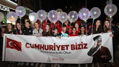 Cumhuriyet’in 103’üncü yıl dönümü Bayraklı’da kortej yürüyüşü ve konserle kutlandı.