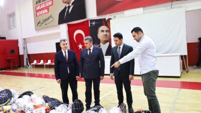 Bayraklı Belediyesi, ilçedeki 51 okulun sportif faaliyetlerini desteklemek için toplam