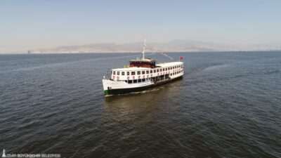 İzmir’in simge vapurlarından Bergama Vapuru, rehberli Körfez turlarıyla yeniden İzmirlilerle