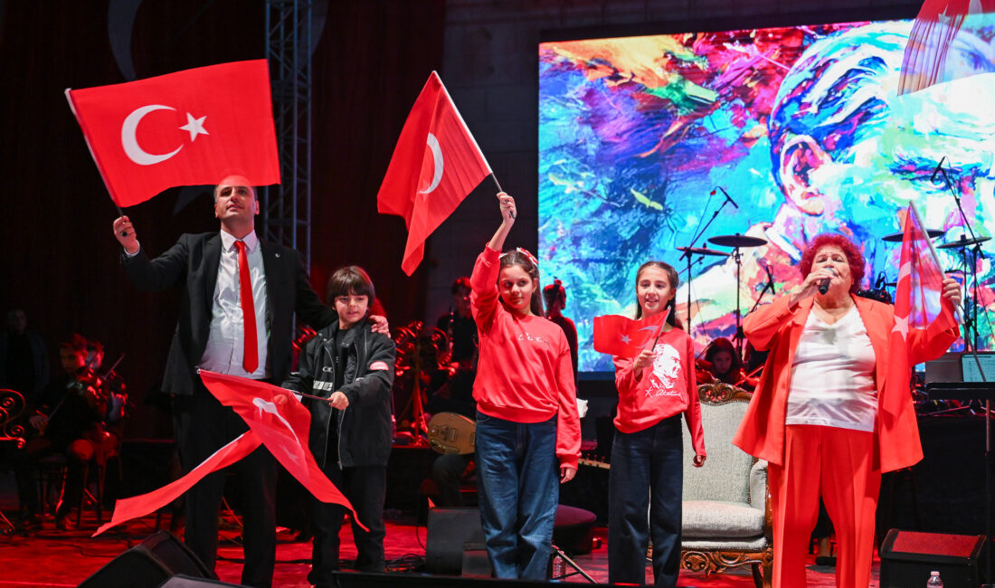 Bornova’da Cumhuriyet coşkusu Selda Bağcan’la zirveye çıktı! Binlerce Bornovalı, 29 Ekim kutlamalarında fener alayının ardından Selda Bağcan’ın