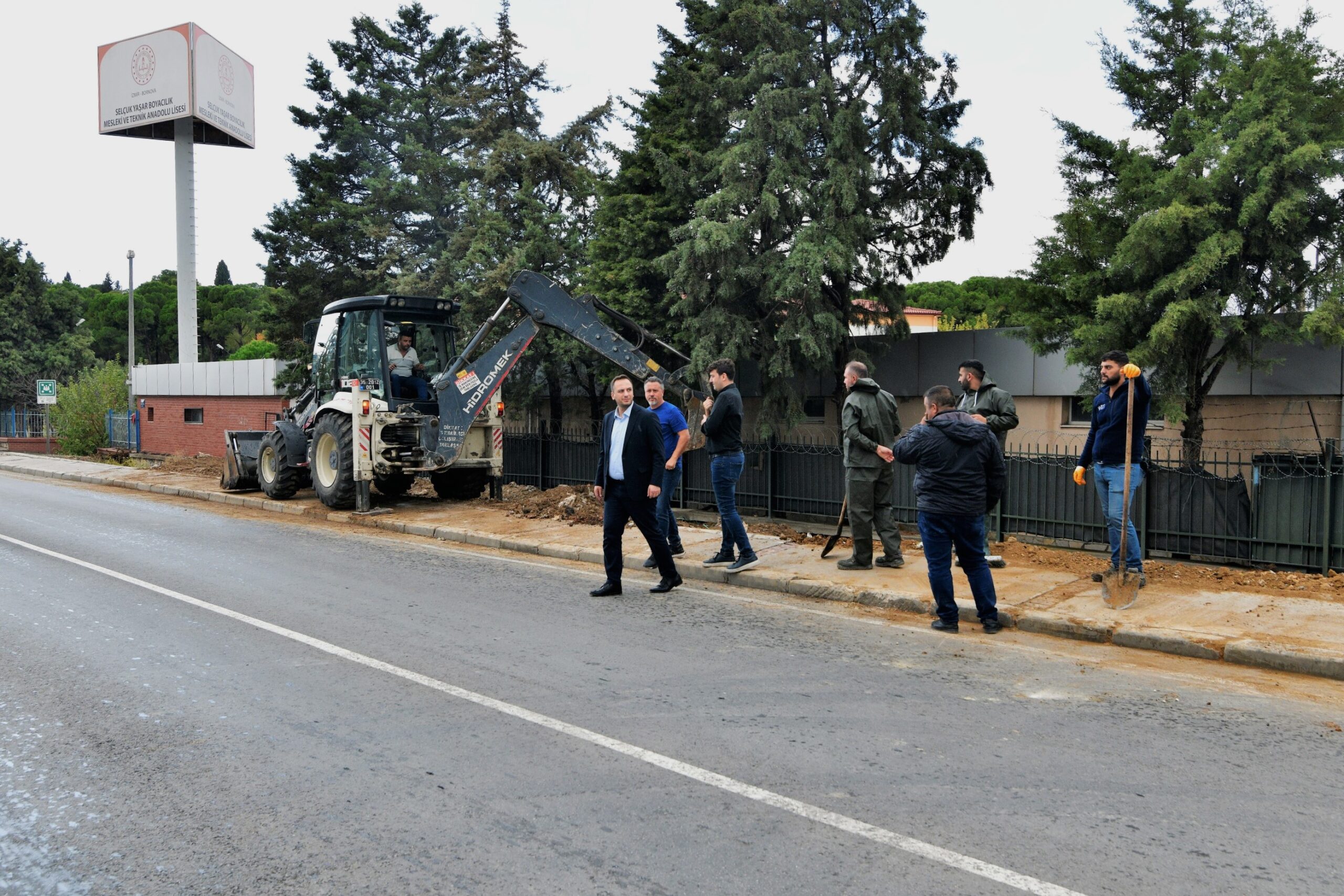 Bornova Belediye Başkanı Ömer Eşki, Bornova Anadolu Lisesi’nin de bulunduğu