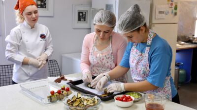 Buca Belediyesi’nin Buca Halk Eğitimi Merkezi iş birliğiyle düzenlediği aşçılık