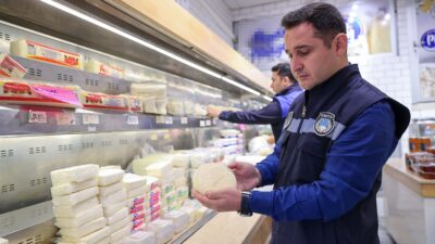 Buca’nın Şirinyer semtindeki bir şarküteride son kullanma tarihi geçmiş gıda