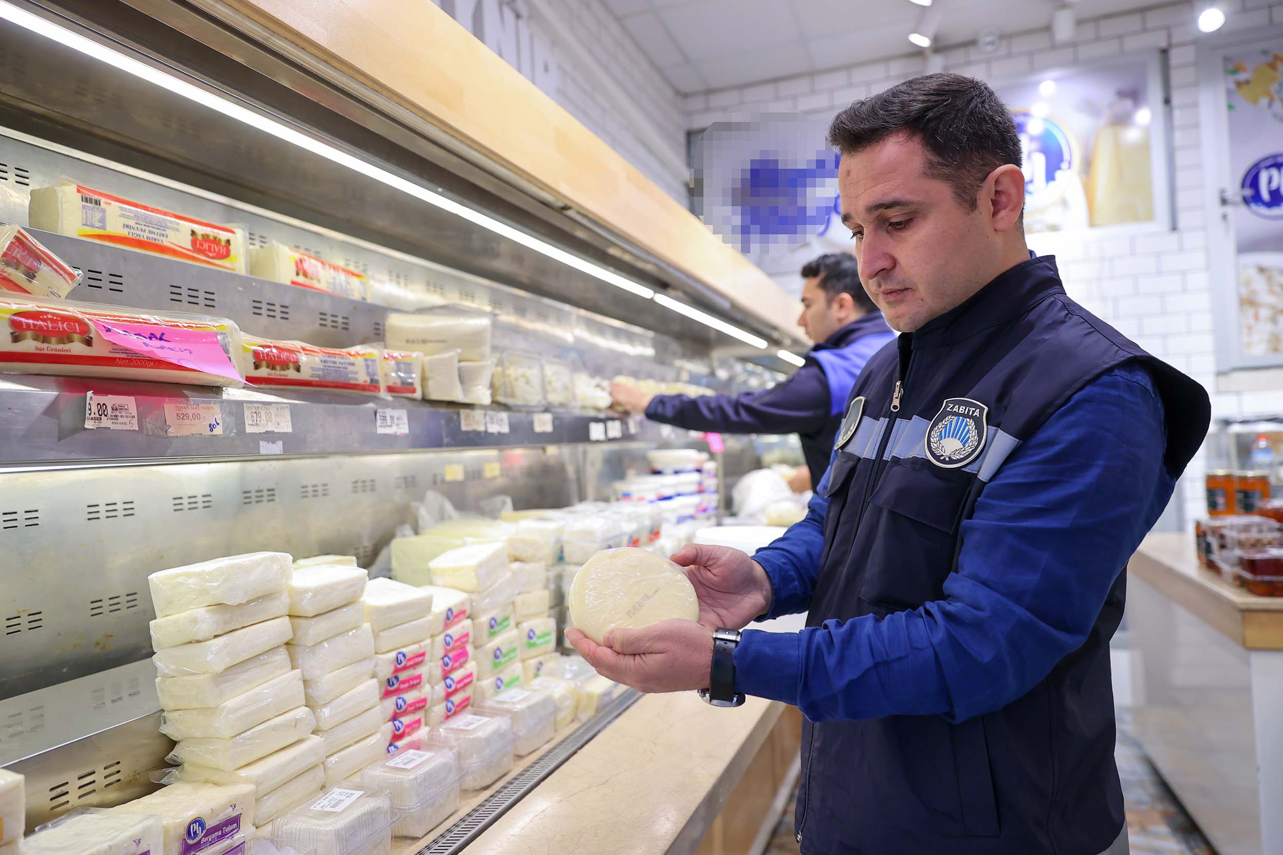 Buca’nın Şirinyer semtindeki bir şarküteride son kullanma tarihi geçmiş gıda