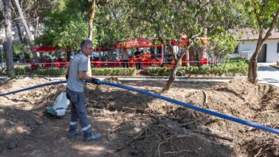 Bornova Belediye Başkanı Ömer Eşki, ilçenin sembol alanlarından Büyükpark’taki peyzaj