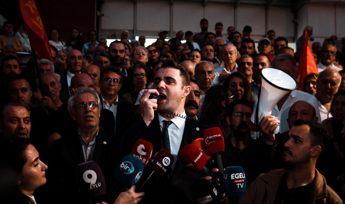 Çiğli Belediye Başkanı Onur Emrah Yıldız’ın CHP’den istifa ederek AKP’ye