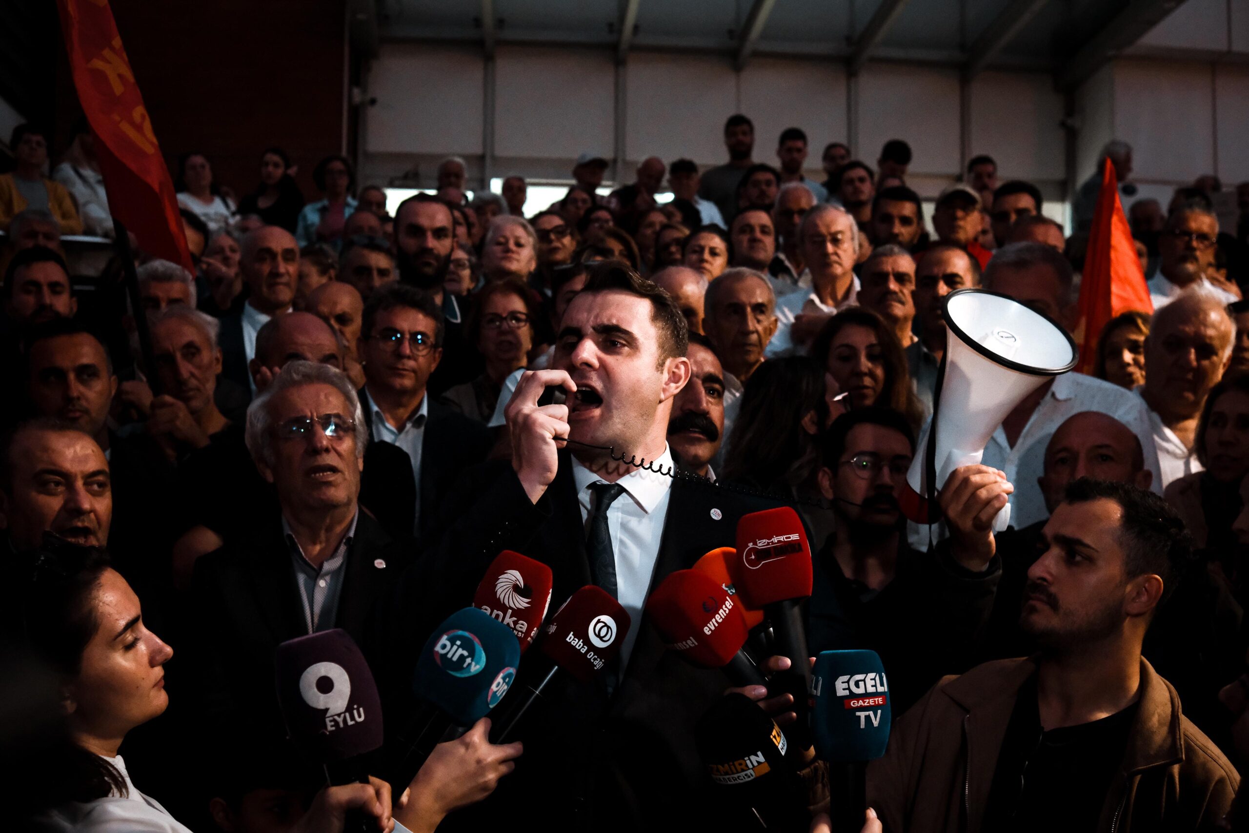 Çiğli Belediye Başkanı Onur Emrah Yıldız’ın CHP’den istifa ederek AKP’ye