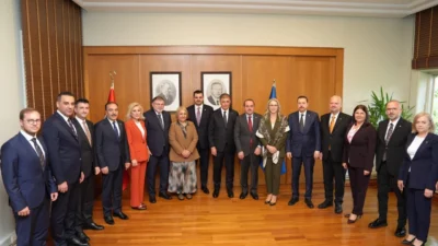 İzmir Büyükşehir Belediye Başkanı Cemil Tugay’ın AKP’ye geçişinin ardından gözler