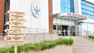 Çiğli Belediyesi iştiraki ÇİBEL’de çalışan işçiler, maaşların zamanında yatırılmaması ve