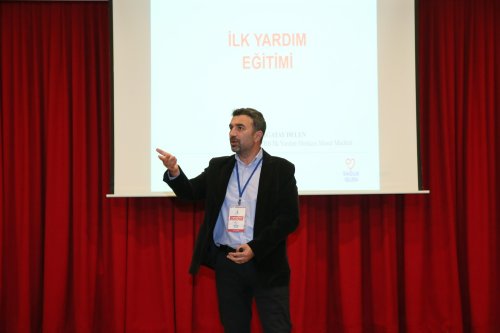 Çiğli Belediyesi’nden ilk yardım eğitimi: Bebeklerde ve çocuklarda müdahale anlatıldı Çiğli Belediyesi’nin düzenlediği ilk yardım seminerinde, bebeklerde, çocuklarda ve yetişkinlerde