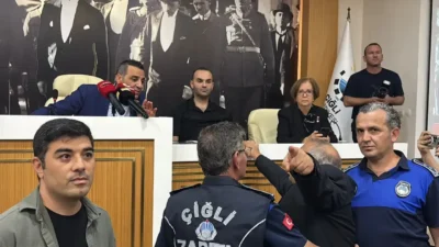 Çiğli Belediye Başkanı Onur Emrah Yıldız’ın CHP’den istifa ederek AKP’ye