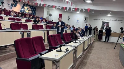 Çiğli Belediye Başkanı Onur Emrah Yıldız’ın AKP’ye geçmesinin ardından belediye
