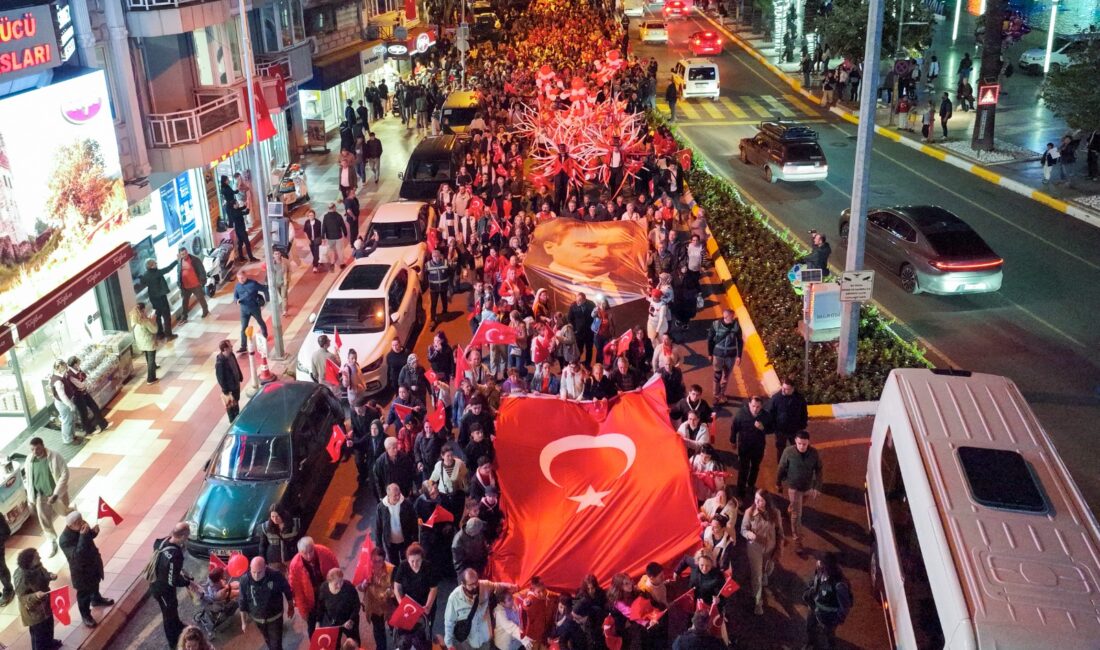 Aydın’ın Efeler ilçesinde 29 Ekim Cumhuriyet Bayramı dolayısıyla düzenlenen yürüyüşe
