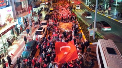 Aydın’ın Efeler ilçesinde 29 Ekim Cumhuriyet Bayramı dolayısıyla düzenlenen yürüyüşe