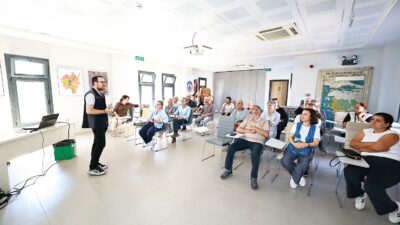 Efes Selçuk’ta zeytin üreticilerinin bilgi ve deneyimini artırmak amacıyla budama,