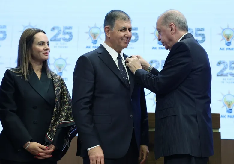 ”Onayı olmadan böyle bir karar almam mümkün değil” İzmir Büyükşehir Belediye Başkanı Cemil Tugay, AKP’ye geçişinin ardından ilk