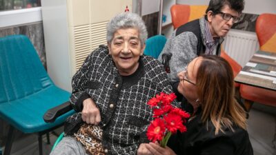 Güzelbahçe Belediye Başkan Vekili Ayşe Akın, Yaşlılar Günü kapsamında ilçedeki