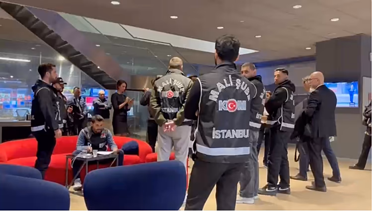 Halk TV’nin İstanbul’daki merkez binasına polis ekiplerinin girmesinin ardından kanalın