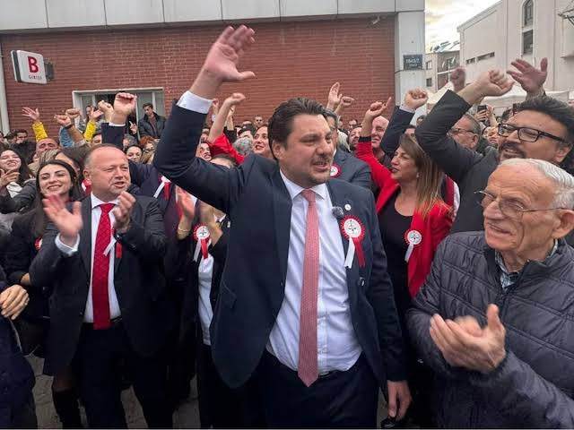 İzmir Barosu’nun yeni başkanı Serhat Sökmen, Emek ve Demokrasi Güçleri’nin