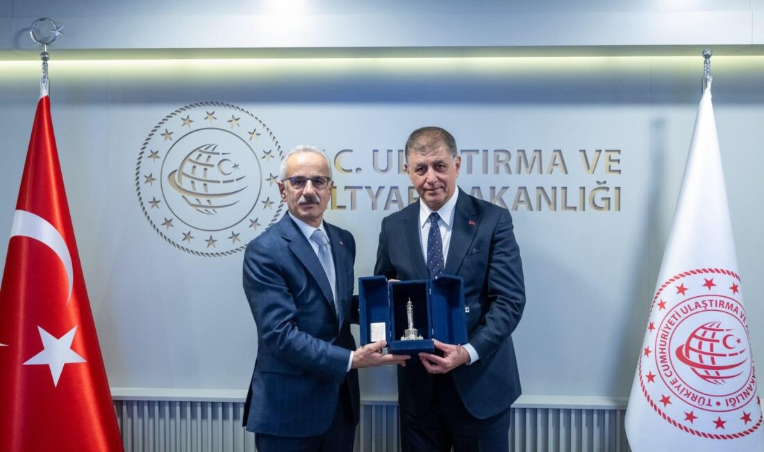İzmir için ulaşım yatırımları ve bağlantı ağları vurgusu: Cemil Tugay’dan Ankara’da iki kritik zirve İzmir Büyükşehir Belediye Başkanı Cemil Tugay ve AKP İzmir İl