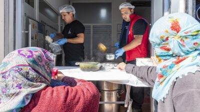 İzmir Büyükşehir Belediyesi, kent genelindeki 12 Dayanışma Noktası ve 3