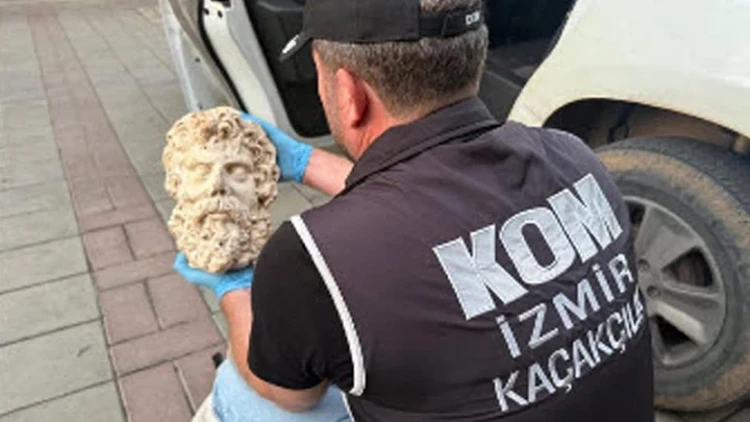 İzmir’in Konak ilçesinde düzenlenen operasyonda, Roma Dönemi’ne ait olduğu değerlendirilen