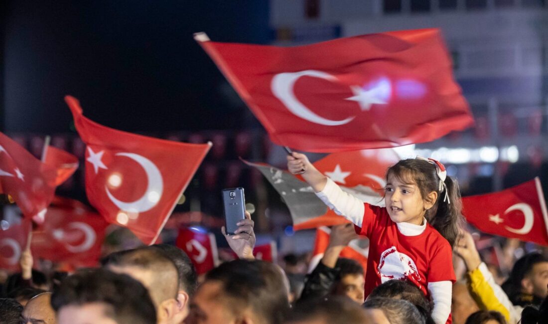 Cumhuriyet’in 103’üncü yıl dönümünde İzmir, fener alaylarından havai fişek gösterilerine,