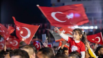 Cumhuriyet’in 103’üncü yıl dönümünde İzmir, fener alaylarından havai fişek gösterilerine,