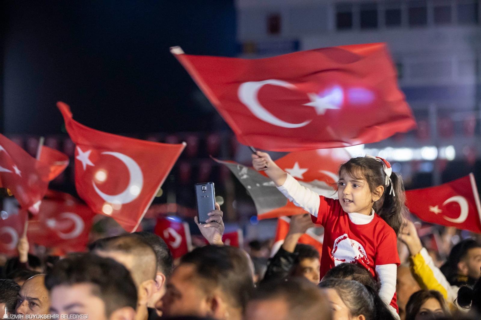 İzmir’de Cumhuriyet’in 103’üncü yıl dönümü için hazırlıklar tamamlandı. Cumhuriyet Meydanı’ndaki