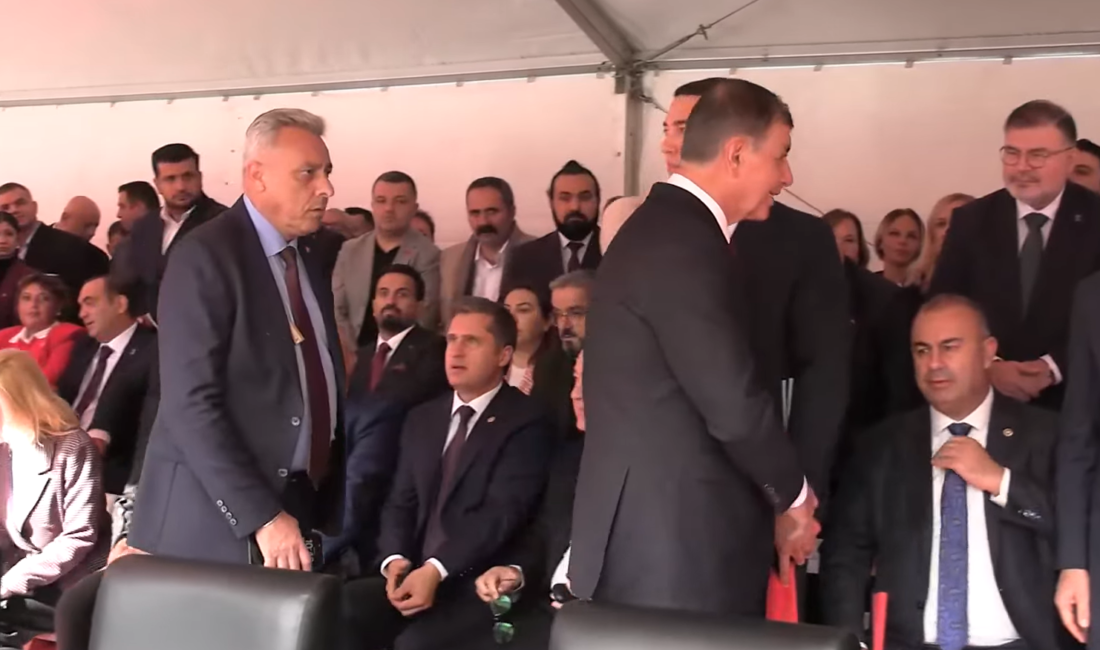 İzmir’de 29 Ekim töreninde dikkat çeken anlar: Tugay’ın elini sıkmadılar! AKP’ye geçen İzmir Büyükşehir Belediye Başkanı Cemil Tugay, 29 Ekim