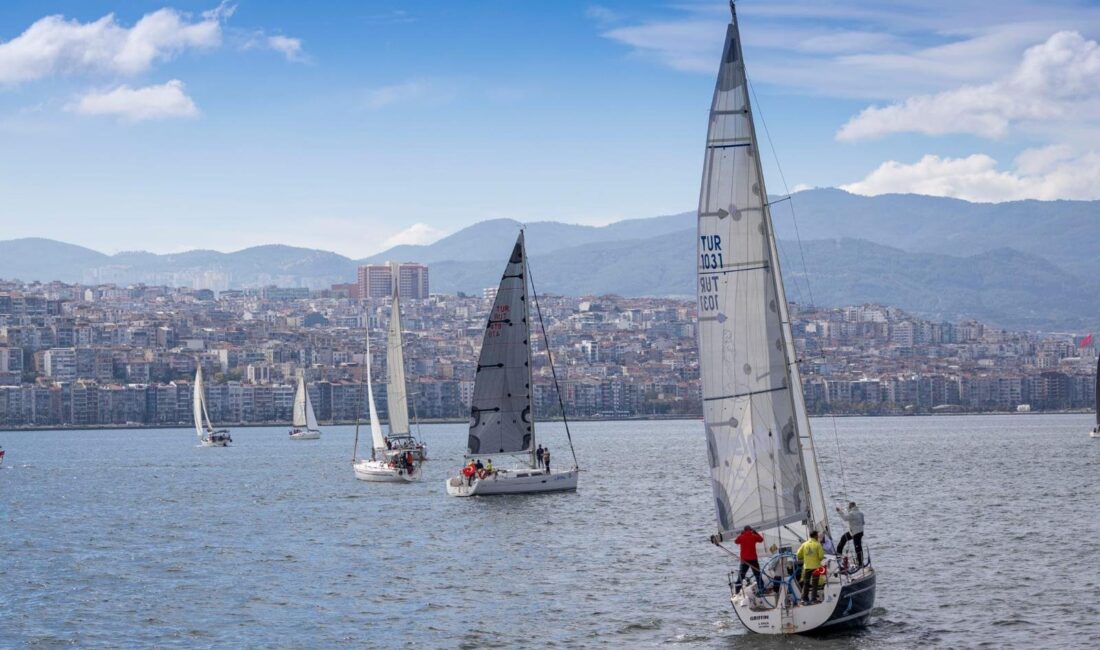 İzmir, Cumhuriyet’in 103’üncü yıl dönümünü meydanlarda ve Körfez’de kutladı. Cumhuriyet