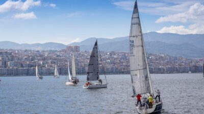 İzmir, Cumhuriyet’in 103’üncü yıl dönümünü meydanlarda ve Körfez’de kutladı. Cumhuriyet