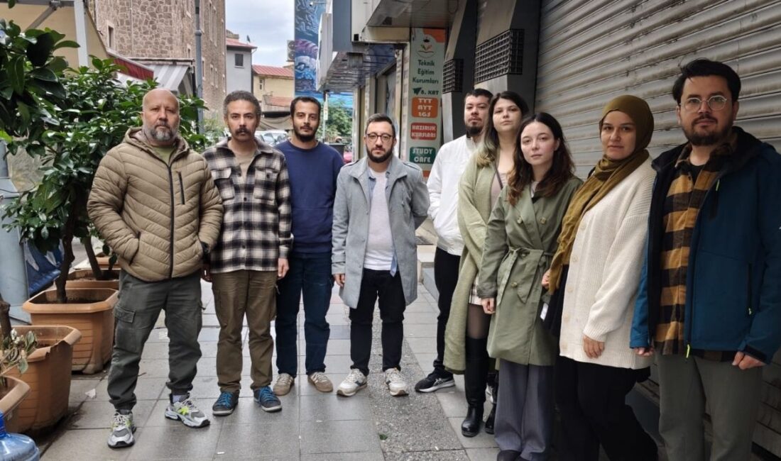 İzmir Manşetiz’de 12 gazeteci işten çıkarıldı İzmir merkezli dijital haber portalı Manşetiz’de çalışan 12 gazeteci, maaş