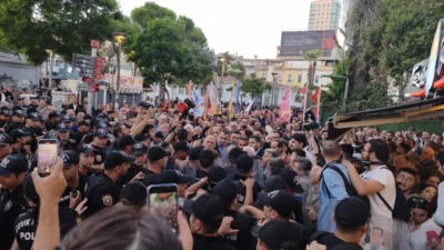 İzmir Emek ve Demokrasi Güçleri’nin çağrısıyla düzenlenen eylemde, belediye başkanlarının