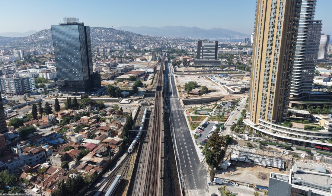İzmir’de dev ulaşım projesinde zorlu çalışma: Kazılar el emeğiyle ilerliyor İzmir Büyükşehir Belediyesi’nin Gıda Çarşısı ile Halkapınar’ı birbirine bağlayacak Mürselpaşa
