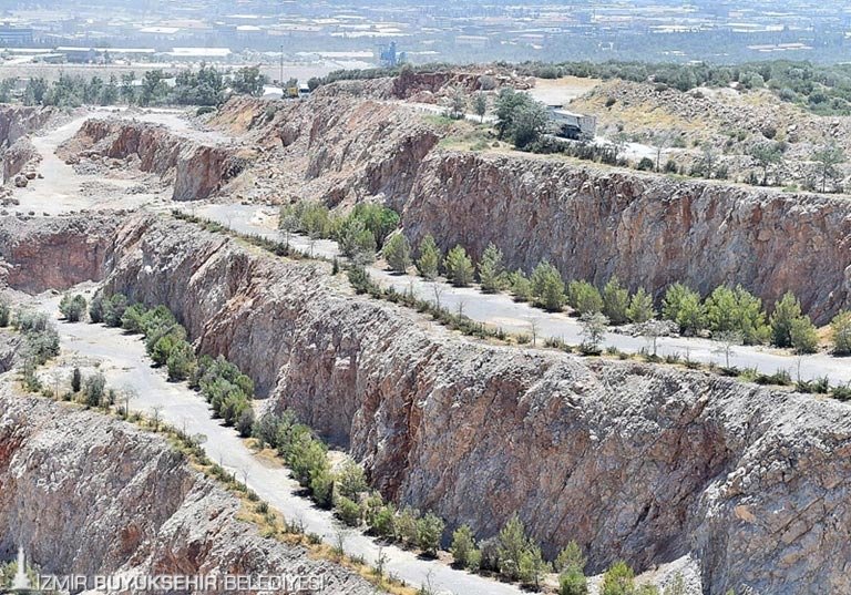İzmir Büyükşehir Belediyesi, hafriyat toprağını kontrollü sahalarda yöneterek çevreye zarar