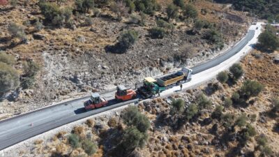 İzmir Büyükşehir Belediyesi, kuzey ilçelerindeki yol yenileme çalışmalarını sürdürüyor. Bergama’da