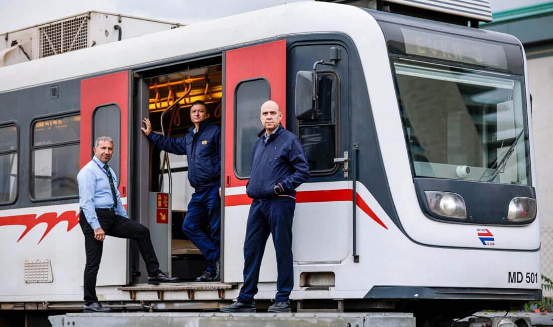 İzmir’in raylarında çeyrek asırdır iz bırakıyorlar: 25 yıllık meslek aşkı! İzmir Metro AŞ’de 2000 yılından bu yana görev yapan üç